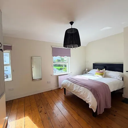 Town House With Free Parking Ennis